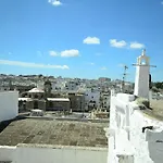 In S White Nyaraló *